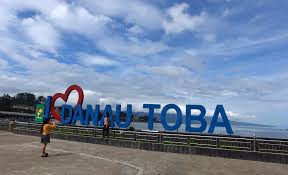 Sandiaga Bocorkan Spot Terbaik Memandang Indahnya Danau Toba